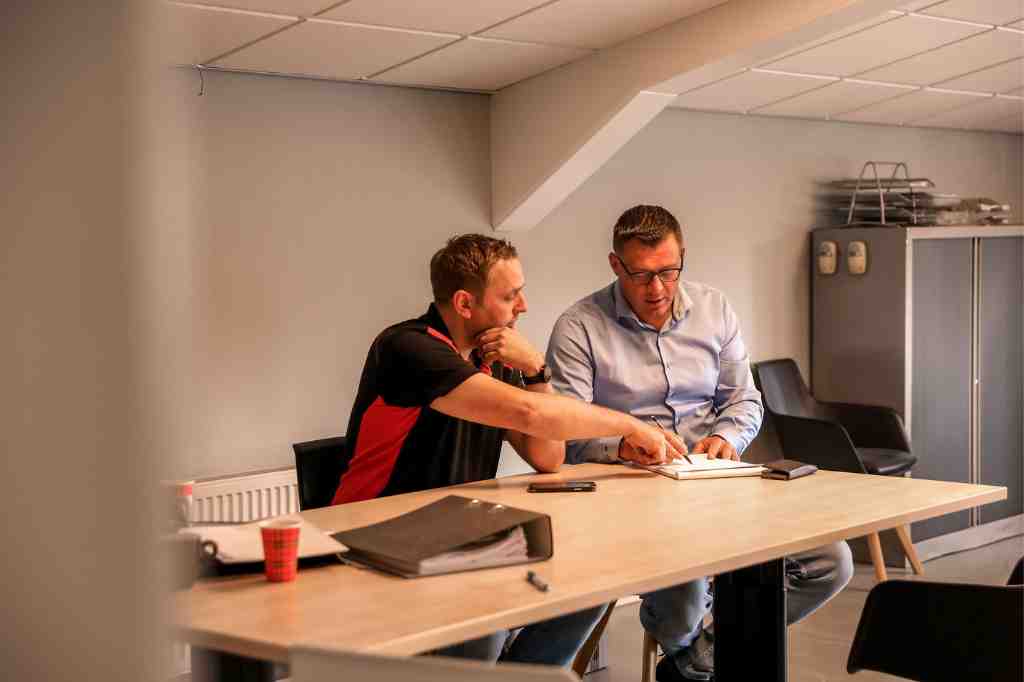 Medewerker Connectium legt voor- en nadelen van de cloud uit