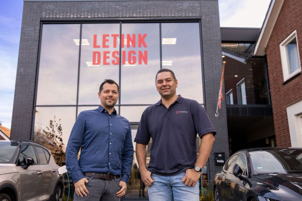 Roy Kamperman van Connectium (rechts) en Gerald Grootelaar (links) van Letink Design voor het pand
