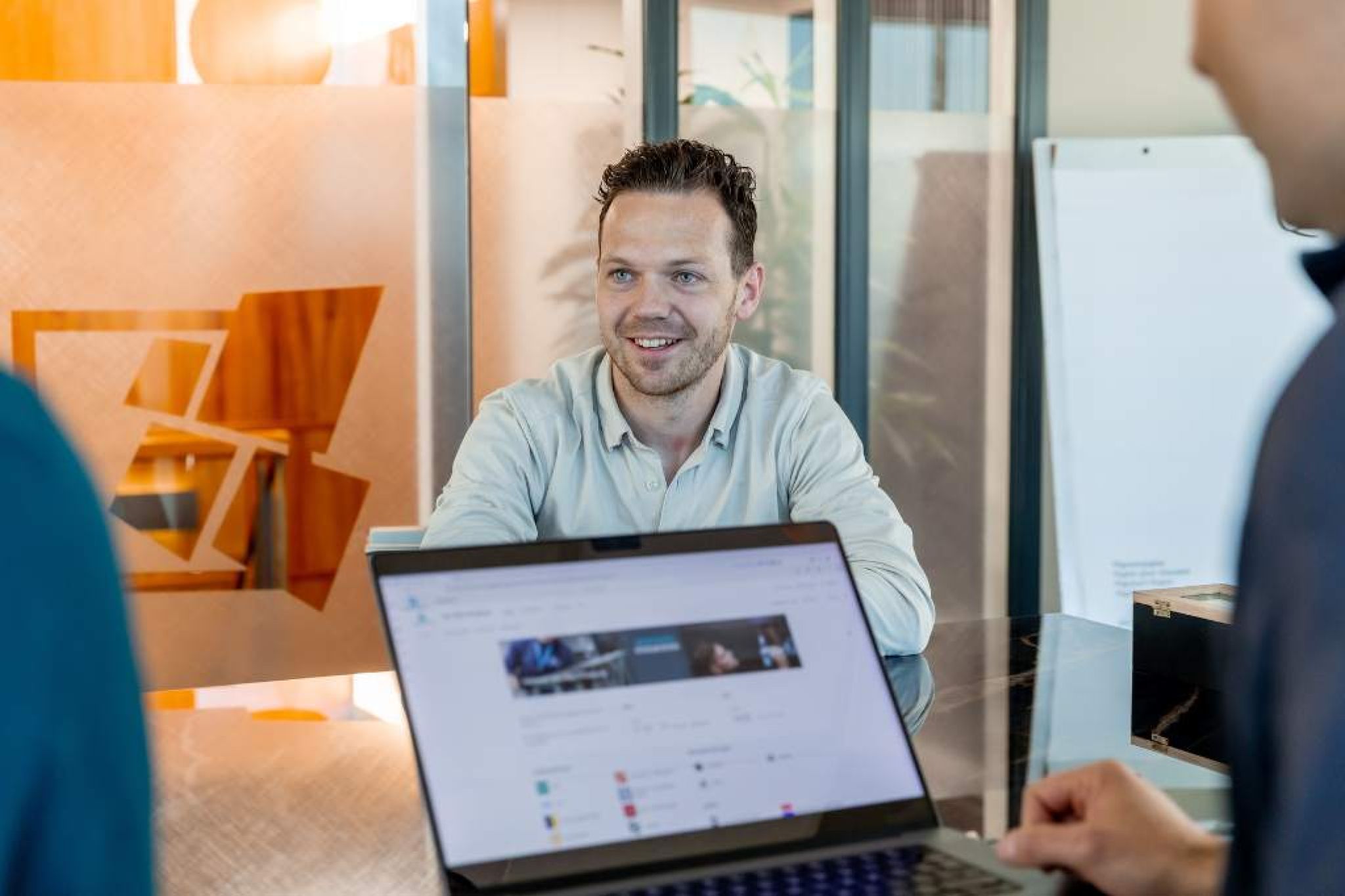 Michel in overleg met Connectium