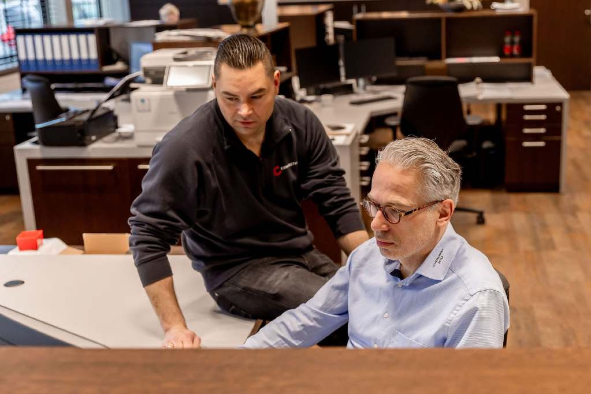 Roy van Connectium ondersteunt een medewerker van Slijptechniek Enter