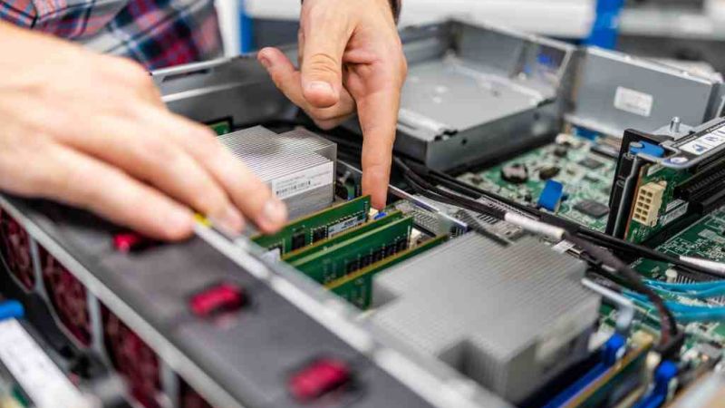 Medewerker repareert hardware 