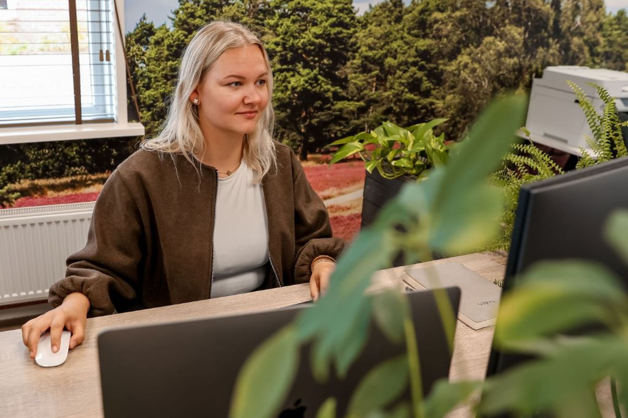 Medewerkster van Buitenmeesters achter de computer