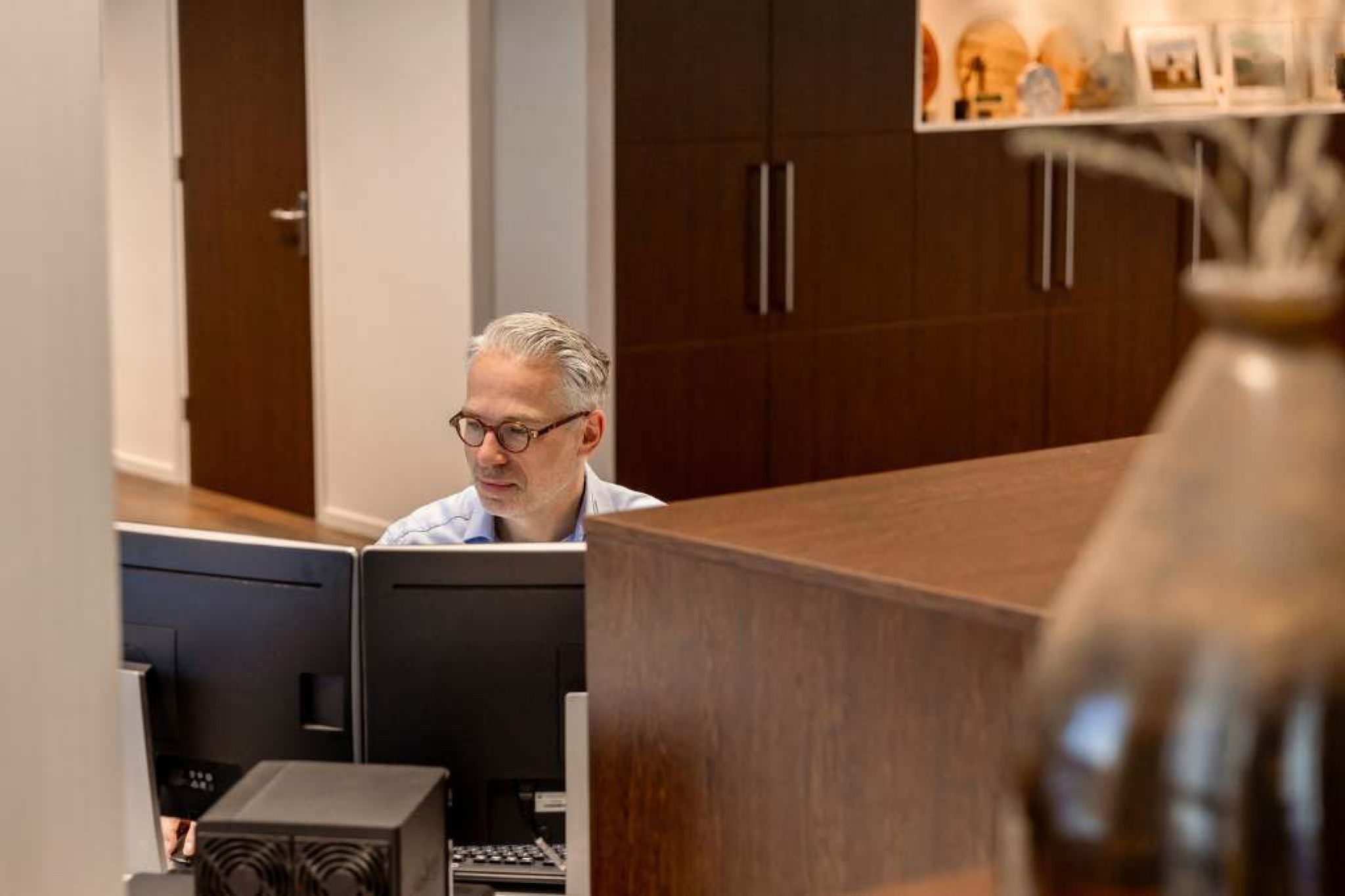 Nanne Struijk op kantoor bij Slijptechniek Enter