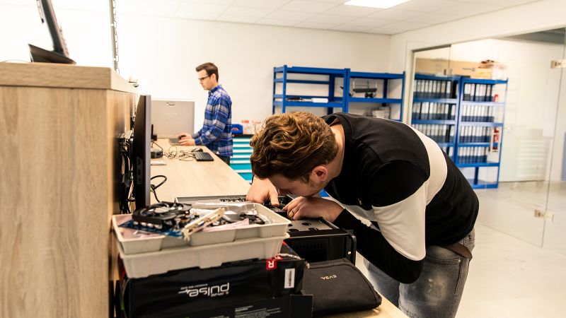 Medewerker repareert hardware 