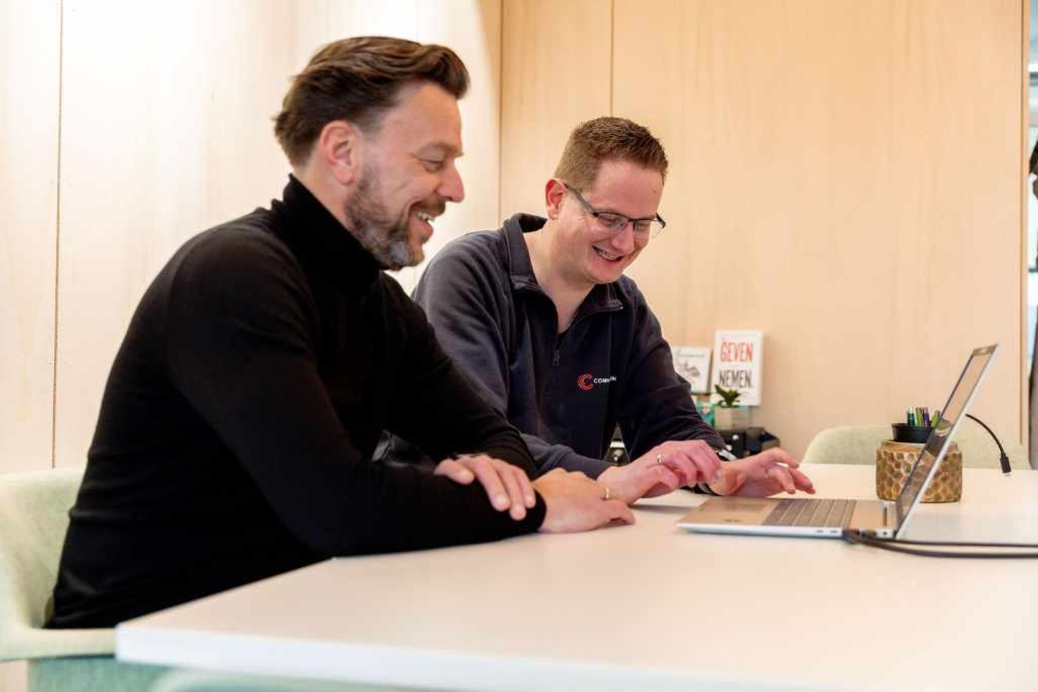 Wim Lankamp en Elbert Beverdam in overleg met elkaar over de IT-omgeving