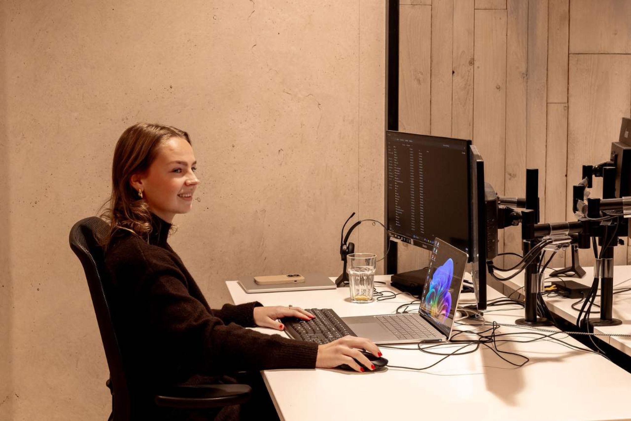 Medewerker Kozijnshop met telefonie van Connectium